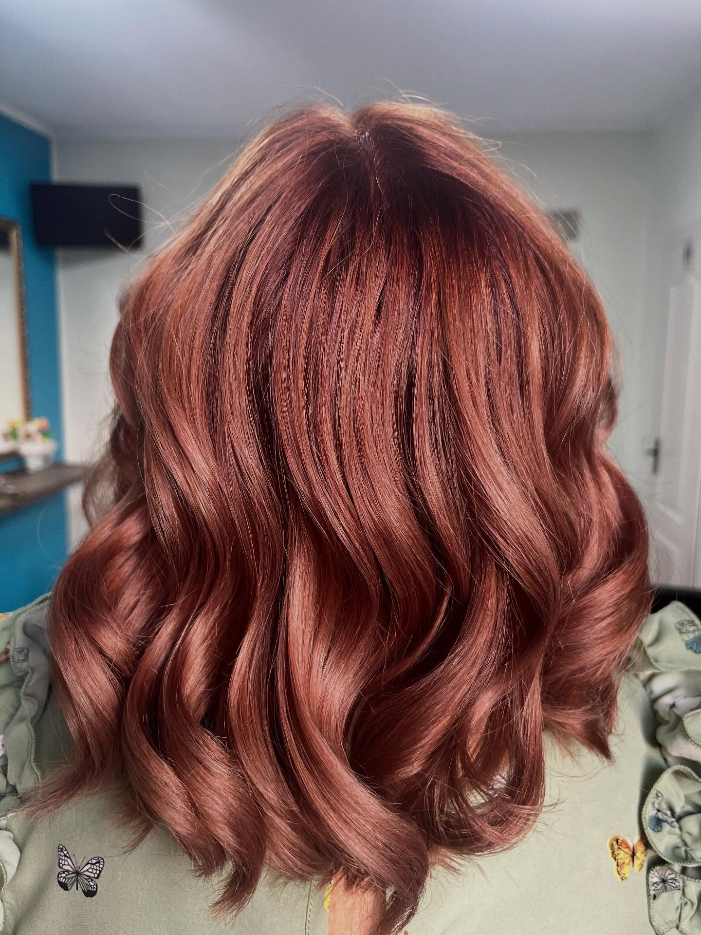 Salon Tuns Femei Timișoara – Hair by Lavinia Blaj | Tunsori Moderne și Servicii Profesionale